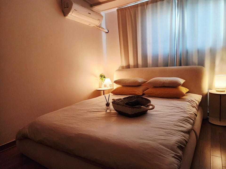 Leehome Yeonnam 5F with EV Apartment in Seoul