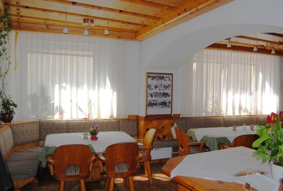 Restaurant/places to eat, Communal lounge/ TV room