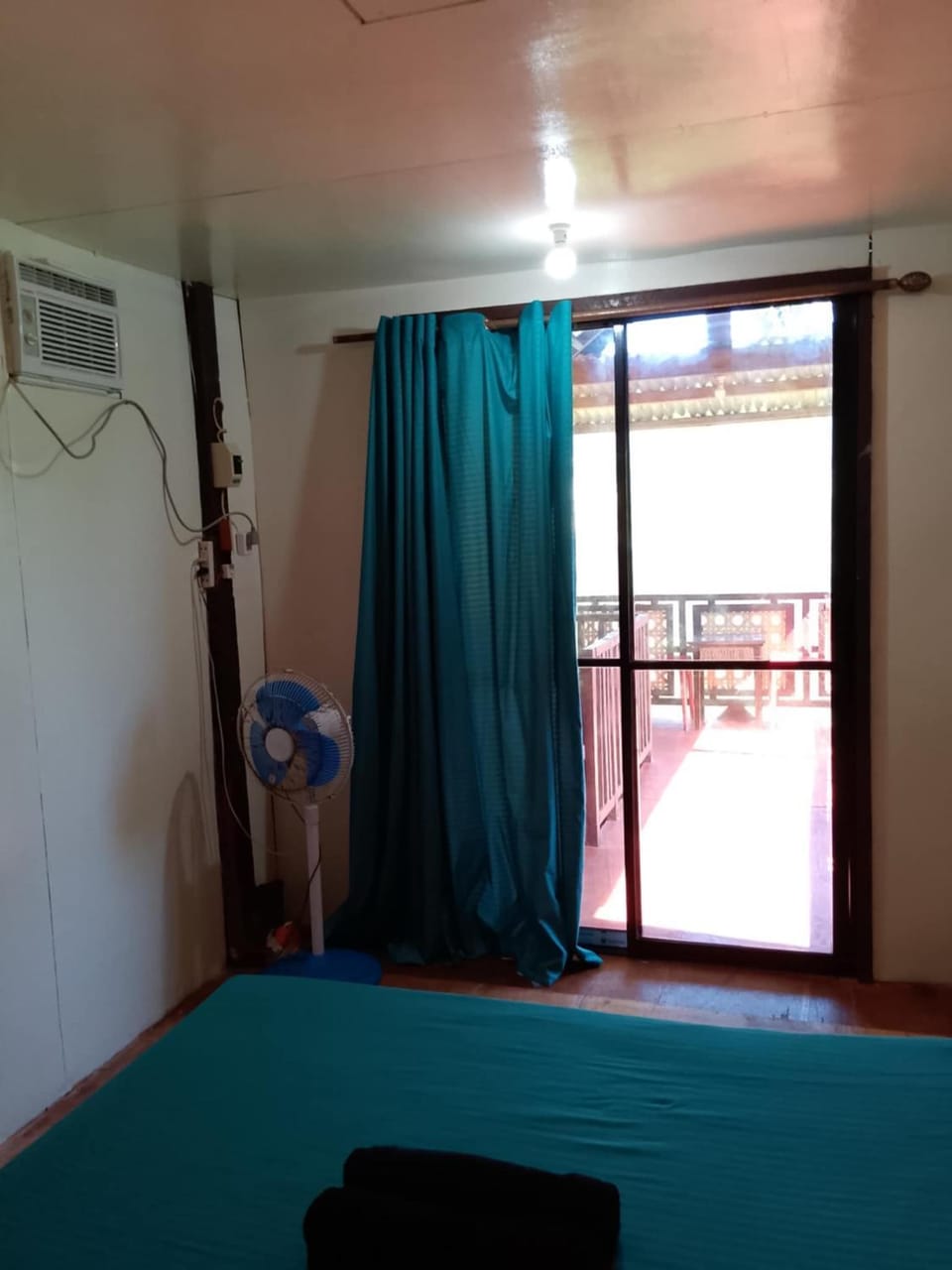 Photo of the whole room, air conditioner