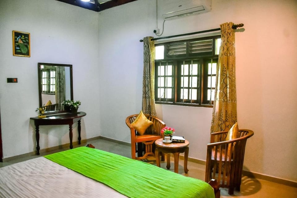 Seating area, Bedroom, air conditioner