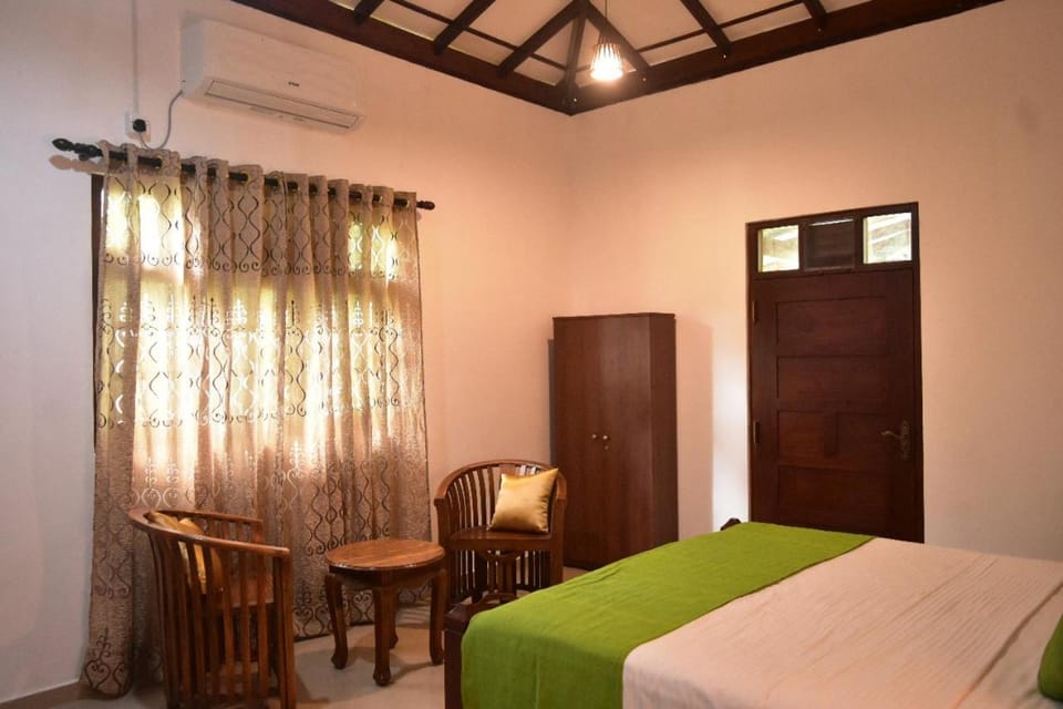 Seating area, Bedroom, air conditioner