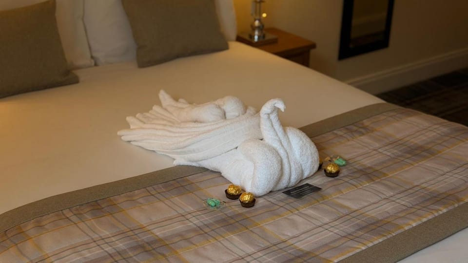 Bed, Bedroom, towels