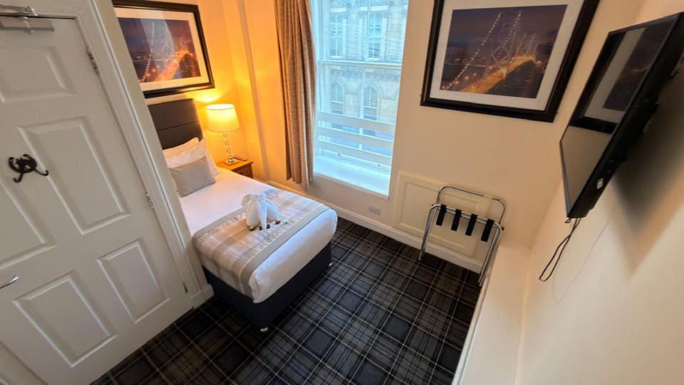 Bed, TV and multimedia, Photo of the whole room, Bedroom, towels