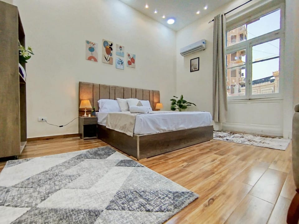 Bed, Living room, Photo of the whole room, Seating area, Bedroom, towels, air conditioner