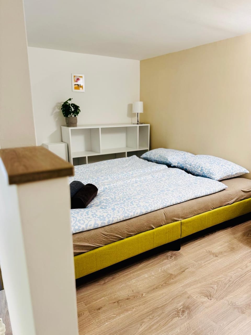 Bed, Bedroom, towels