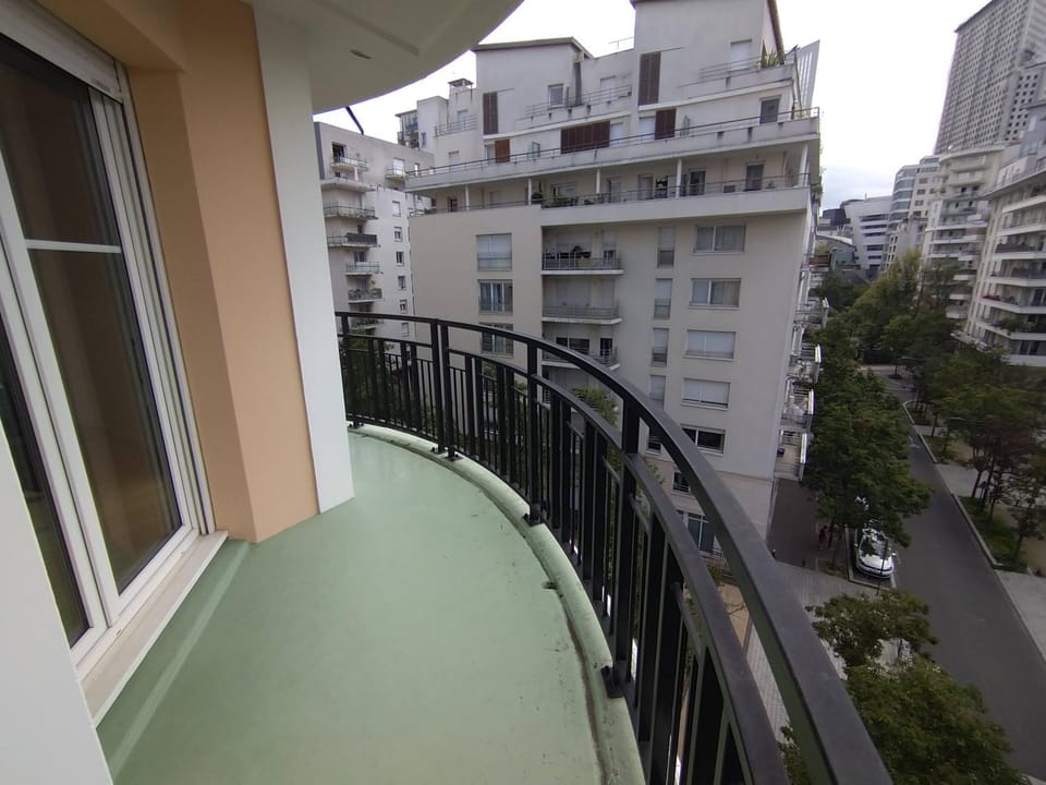 Cozy 3 Bedrooms Balcony La Défense Parking Apartment in Courbevoie