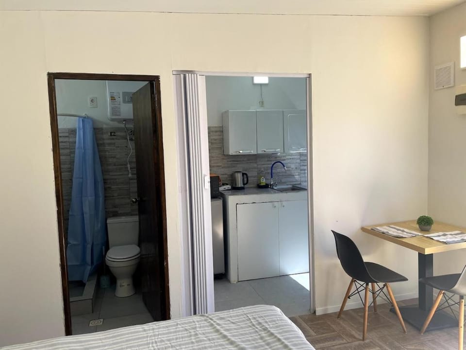 Bathroom, Dining area, kitchen