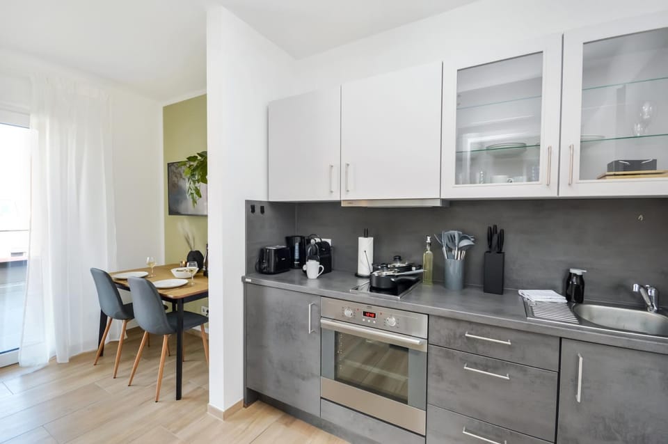 Coffee/tea facilities, Kitchen or kitchenette, Dining area, oven, stove, toaster