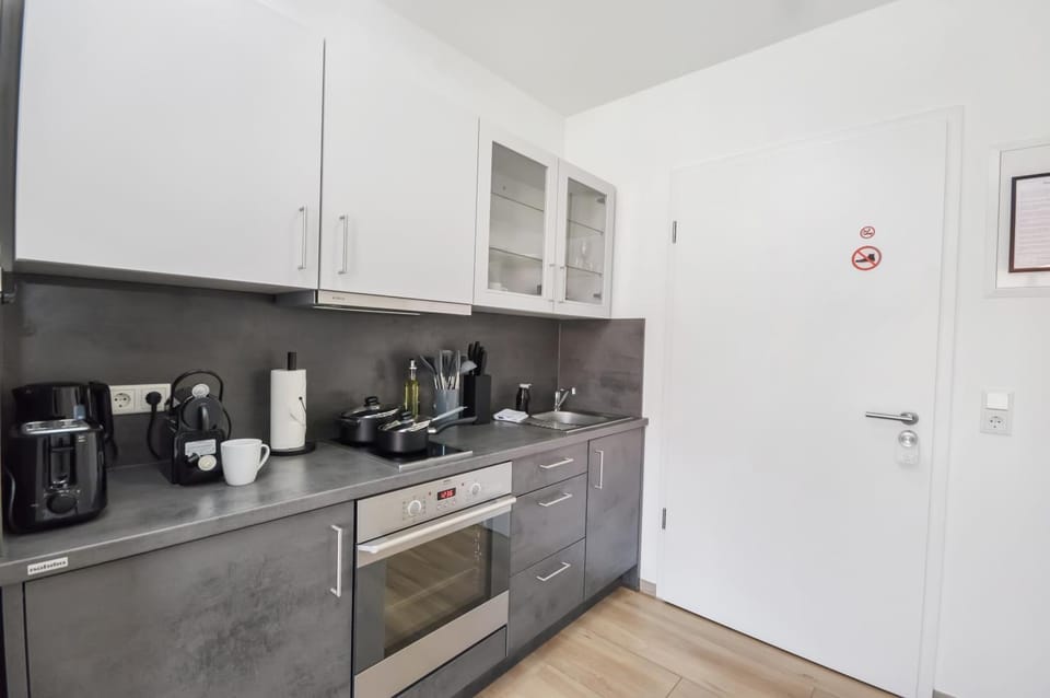 Coffee/tea facilities, Kitchen or kitchenette, oven, stove, toaster