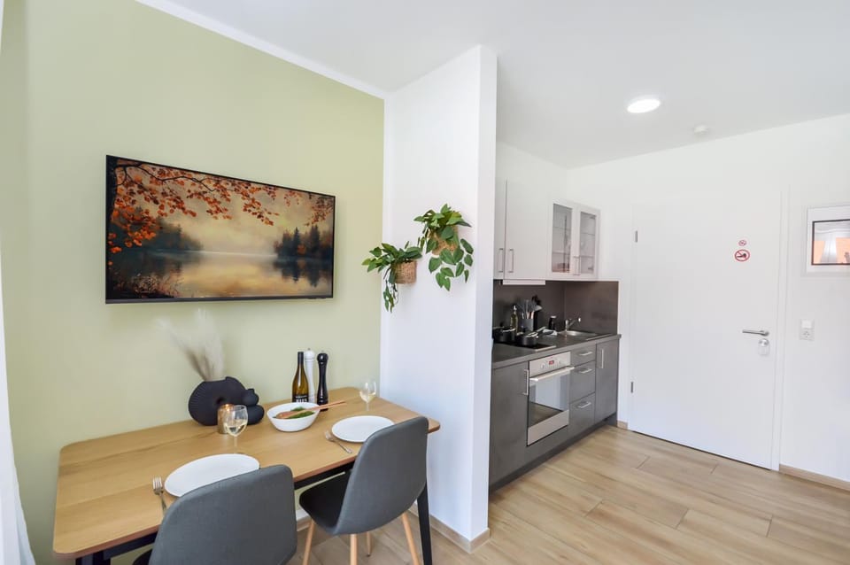 Coffee/tea facilities, Kitchen or kitchenette, Dining area, oven, stove