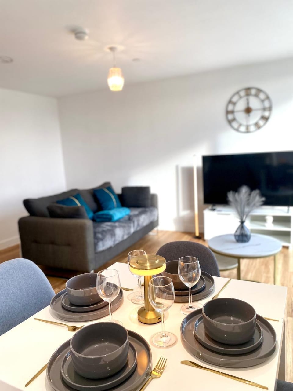 Lux Stylish 2 Bed High Rise with Parking and Balcony Apartment in Salford