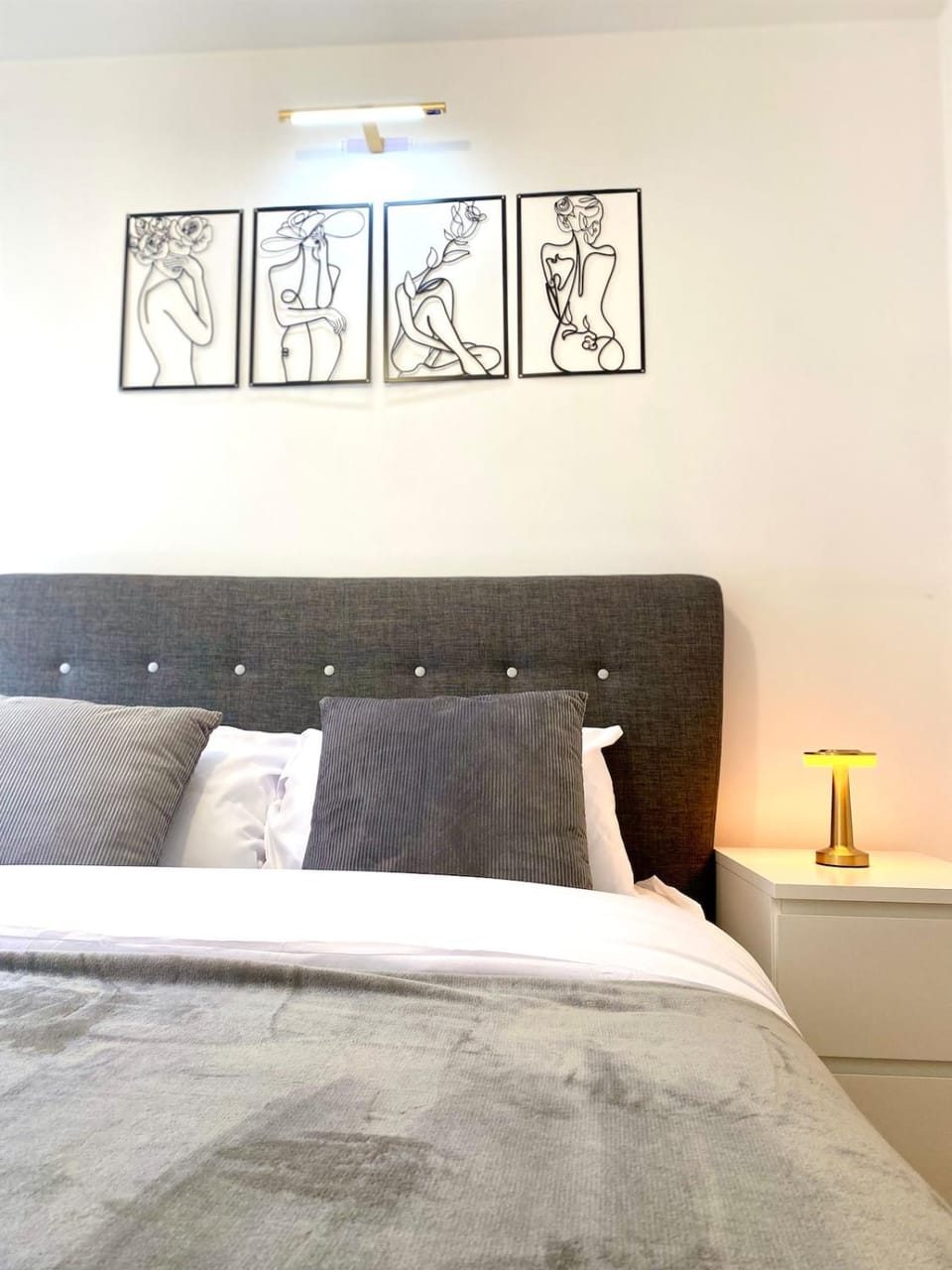 Lux Stylish 2 Bed High Rise with Parking and Balcony Apartment in Salford