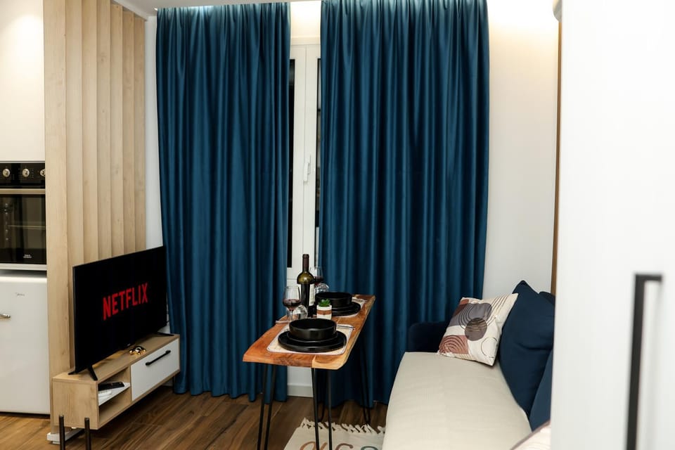 TV and multimedia, Seating area, Dining area