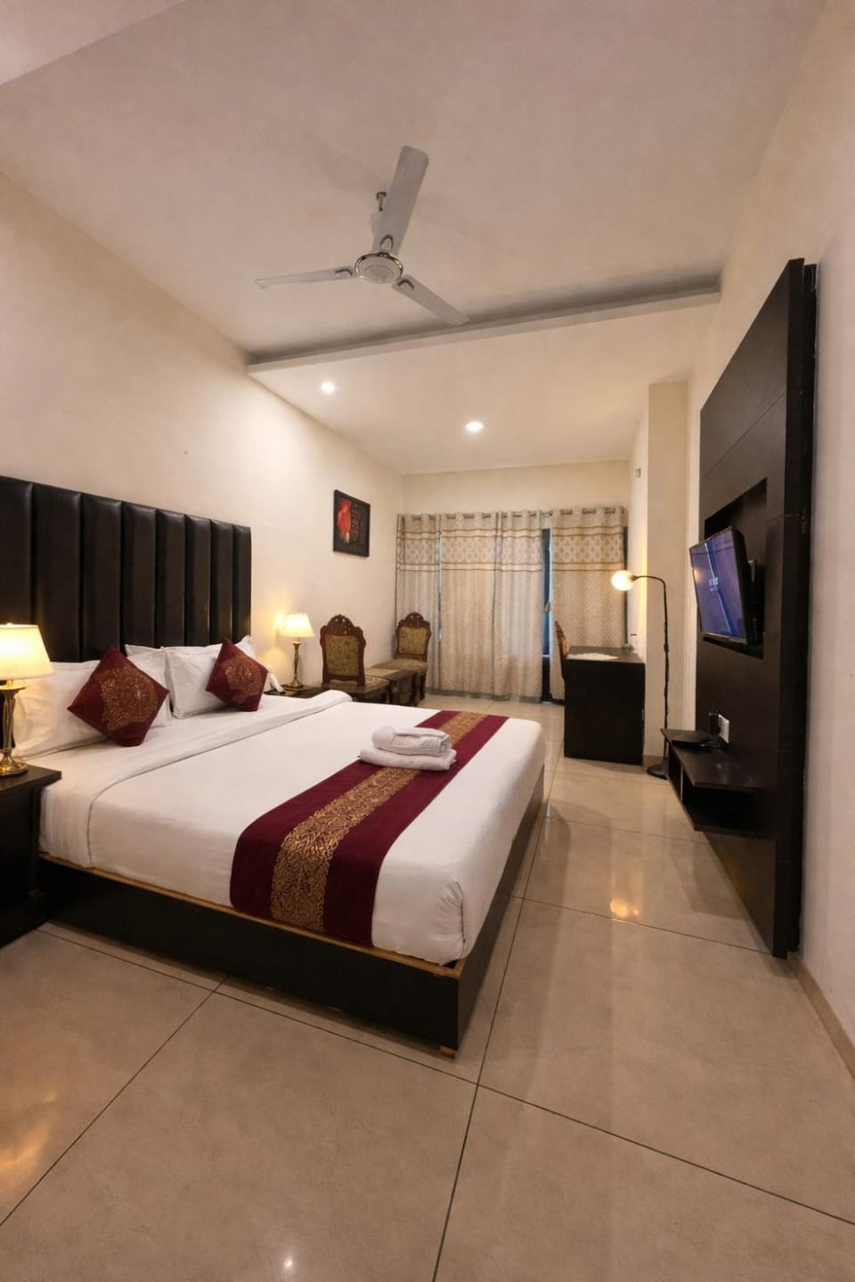 Communal lounge/ TV room, Bed, TV and multimedia, Photo of the whole room, Evening entertainment, Bedroom, fireplace