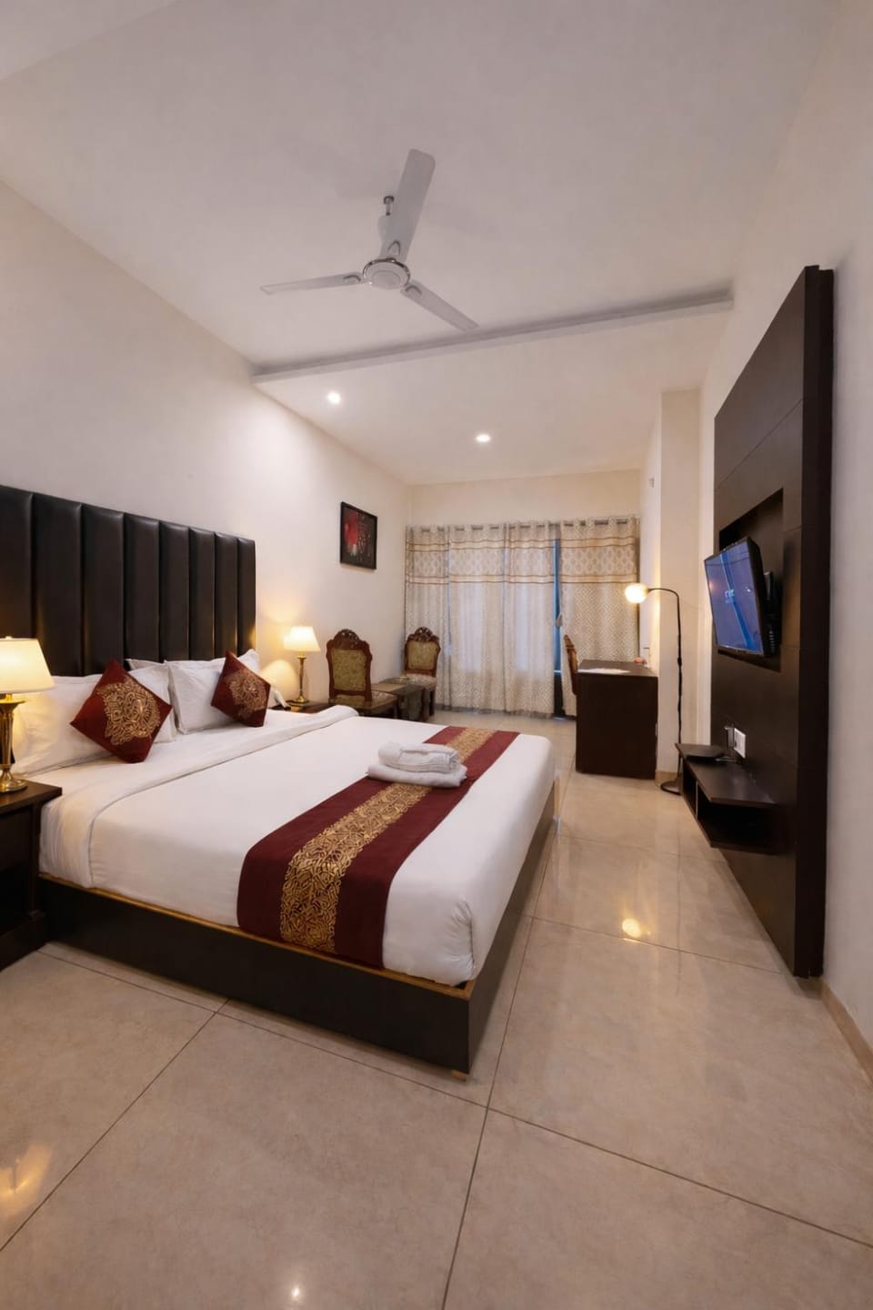 Bed, TV and multimedia, Photo of the whole room, Bedroom