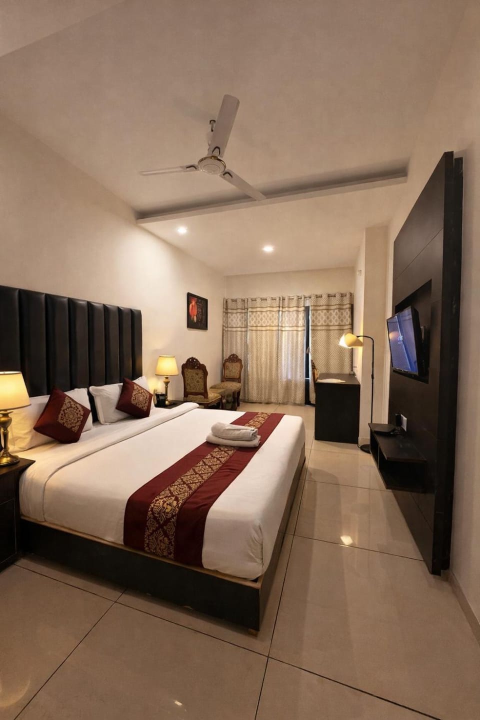 Communal lounge/ TV room, Bed, TV and multimedia, Photo of the whole room, Evening entertainment, Bedroom, fireplace, air conditioner