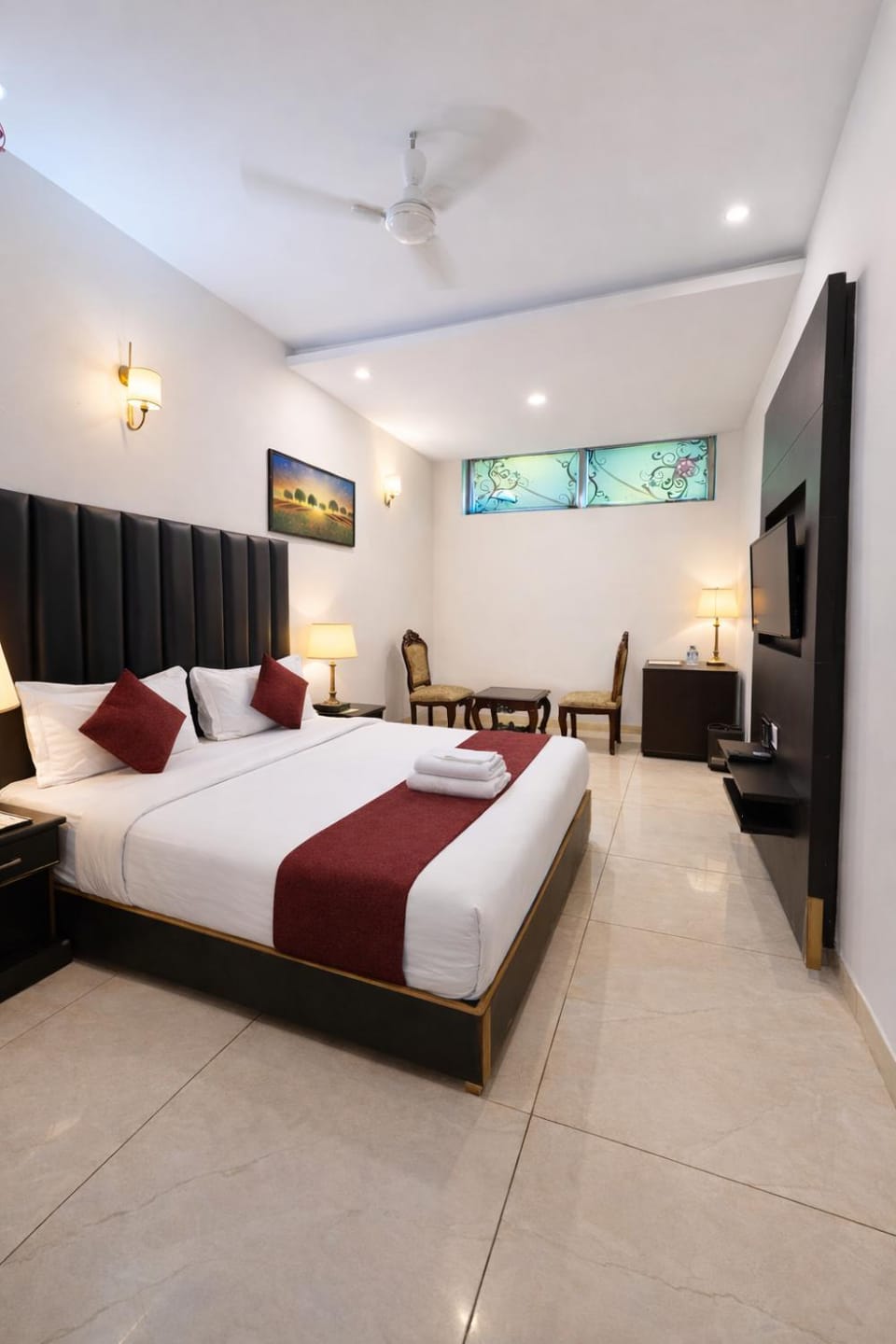 Bed, TV and multimedia, Photo of the whole room, Bedroom