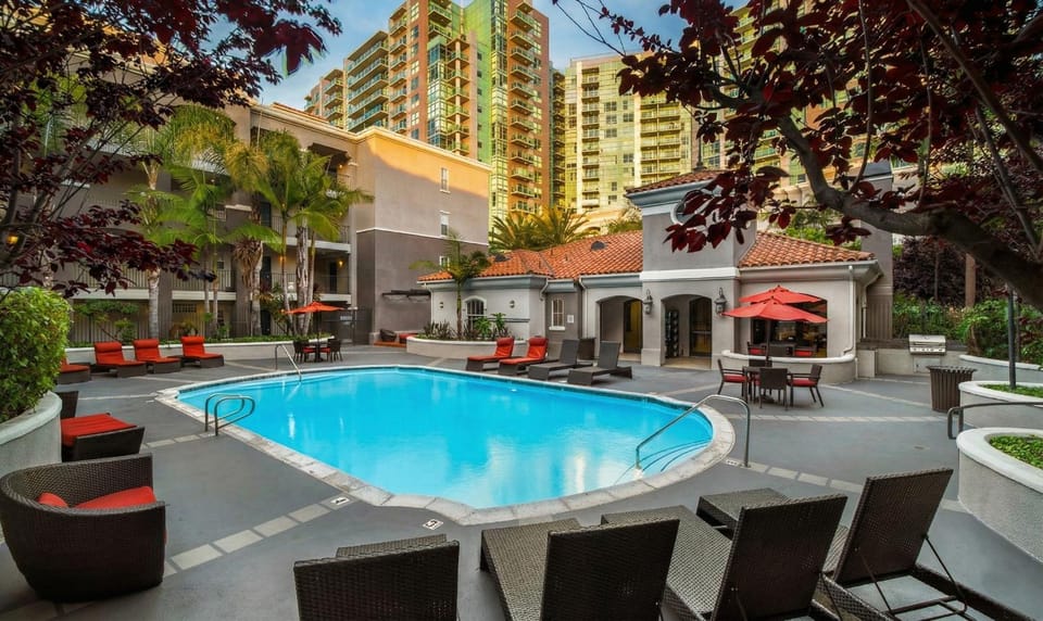 Property building, Hot Tub, Swimming pool