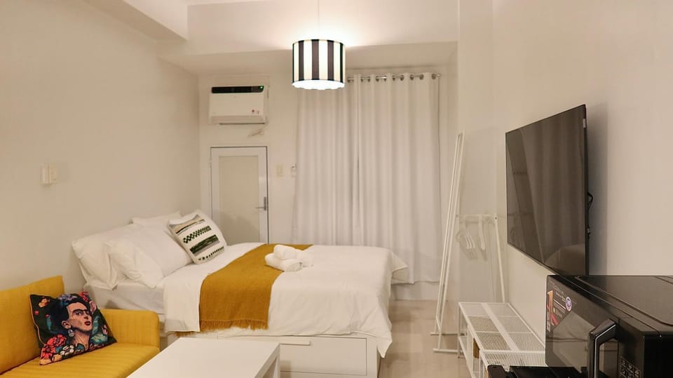 Bed, TV and multimedia, Living room, Photo of the whole room, Seating area, Evening entertainment, Bedroom, air conditioner