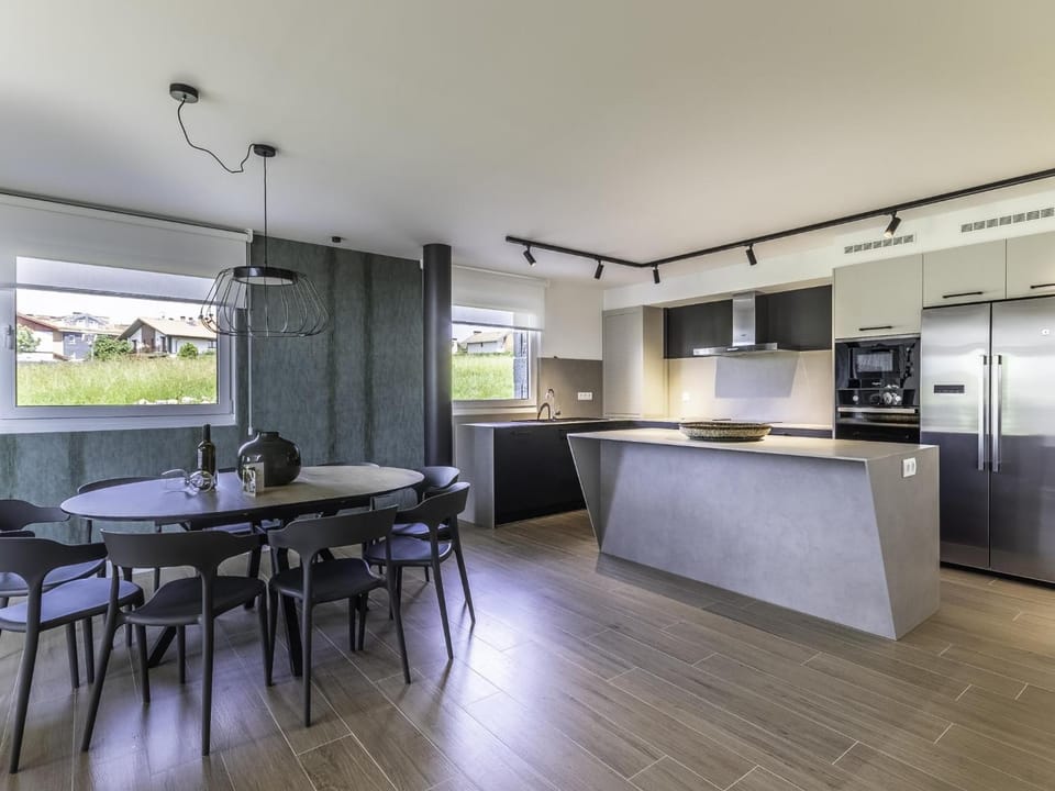 Kitchen or kitchenette, Dining area, oven, pet friendly, stove