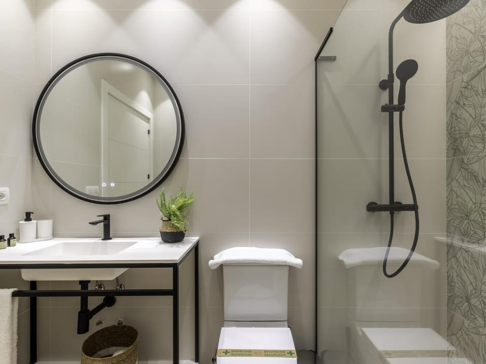 Shower, Toilet, Bathroom, towels