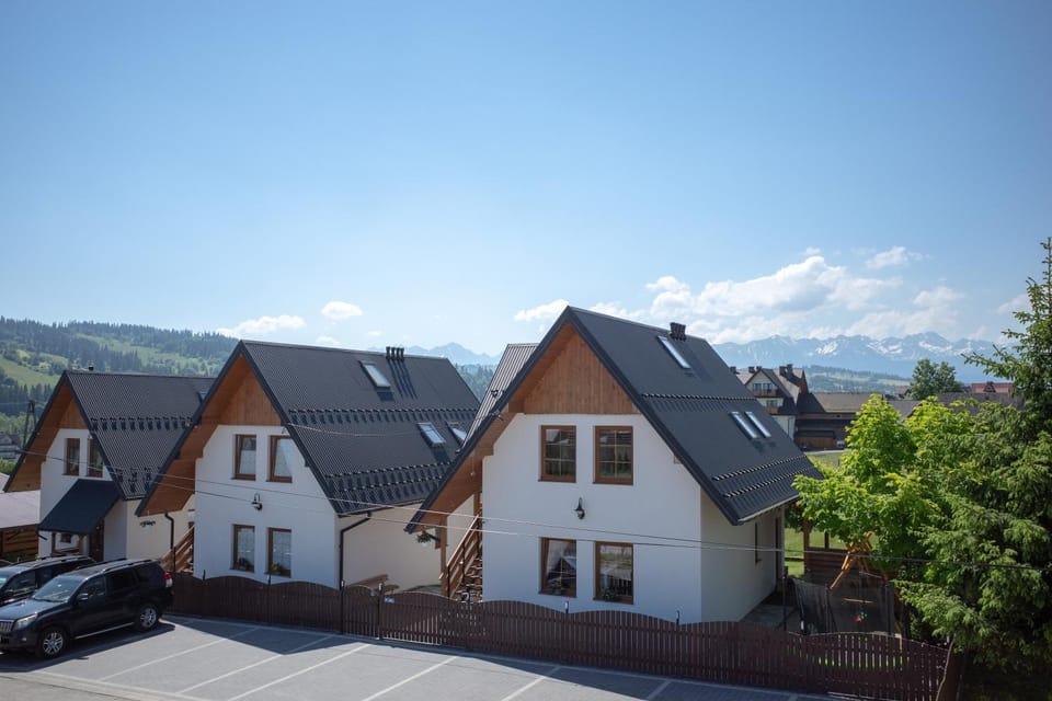 Property building, Nearby landmark, Neighbourhood, Garden, Garden view, Landmark view, Mountain view, Mountain view, Parking