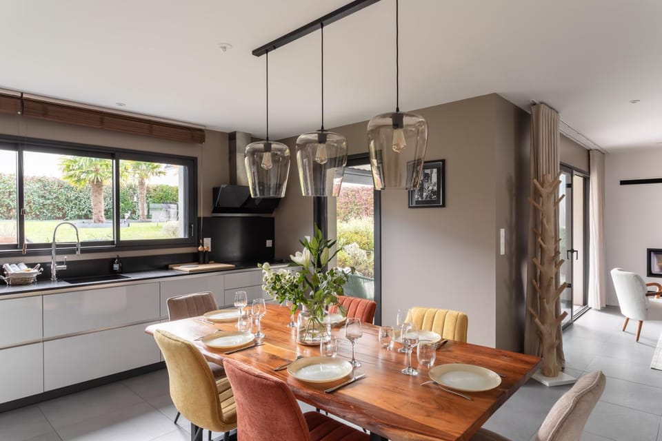 Kitchen or kitchenette, Dining area