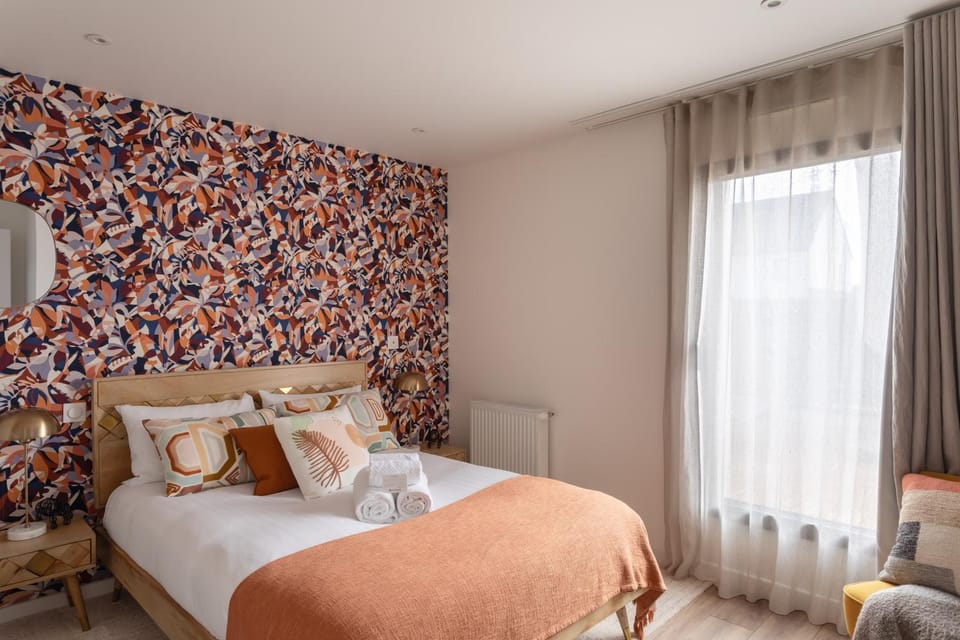 Photo of the whole room, Bedroom