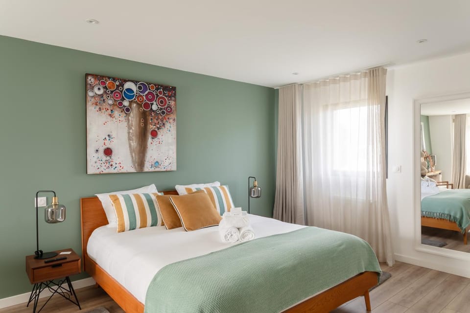 Photo of the whole room, Bedroom