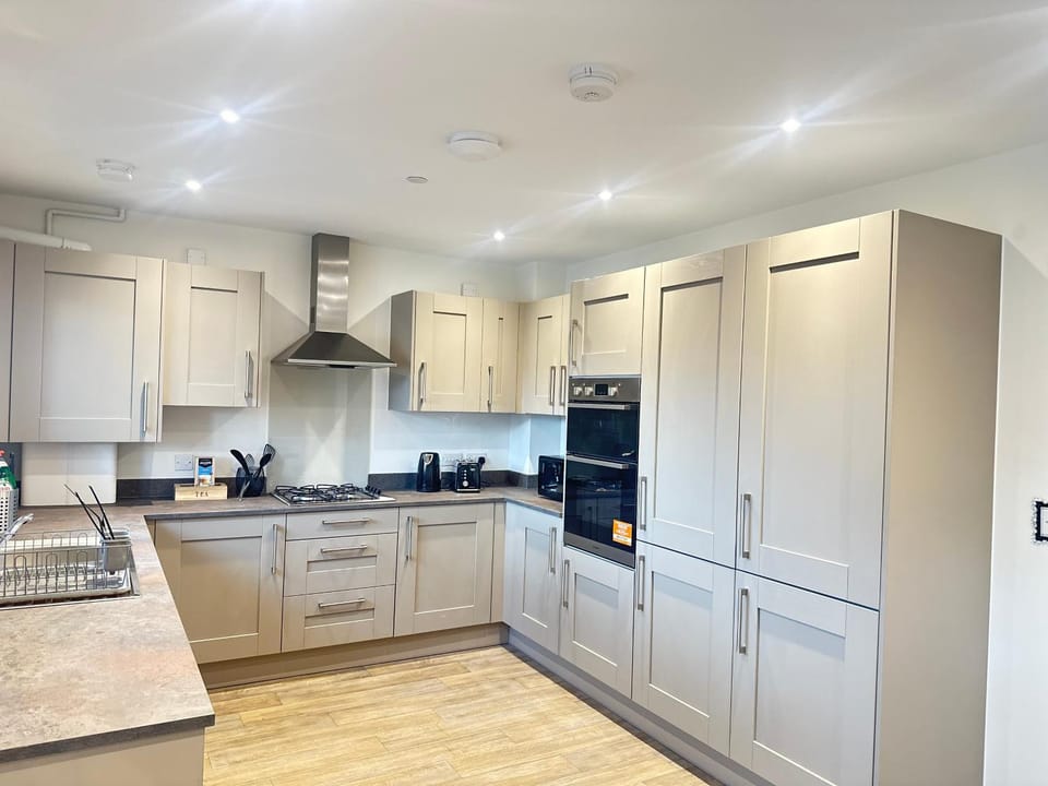 Kitchen or kitchenette, microwave, minibar, oven, stove