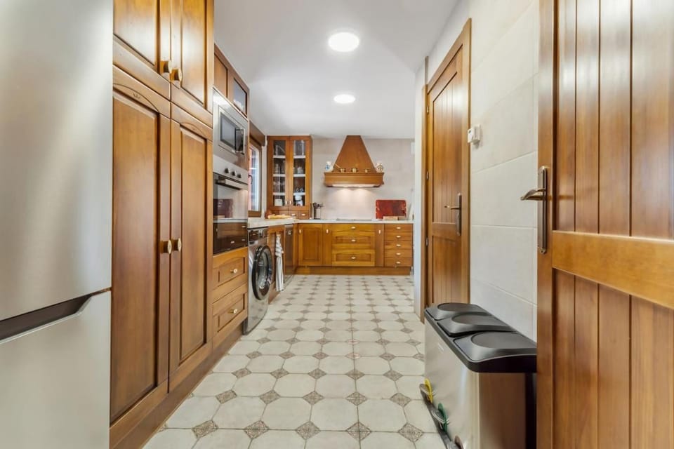 Kitchen or kitchenette, oven, stove