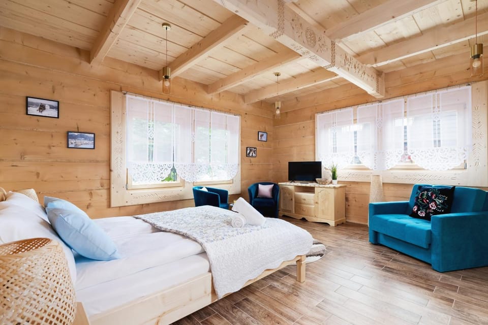 Bed, TV and multimedia, Photo of the whole room, Seating area, Bedroom