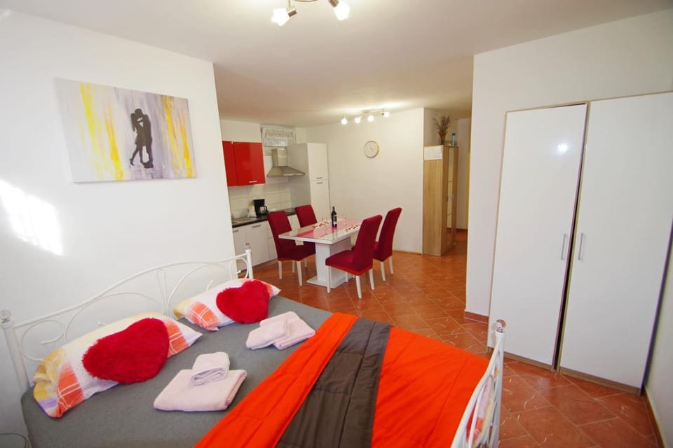 Bed, Kitchen or kitchenette