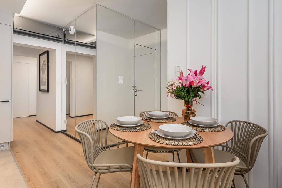 Kitchen or kitchenette, Dining area, wardrobe