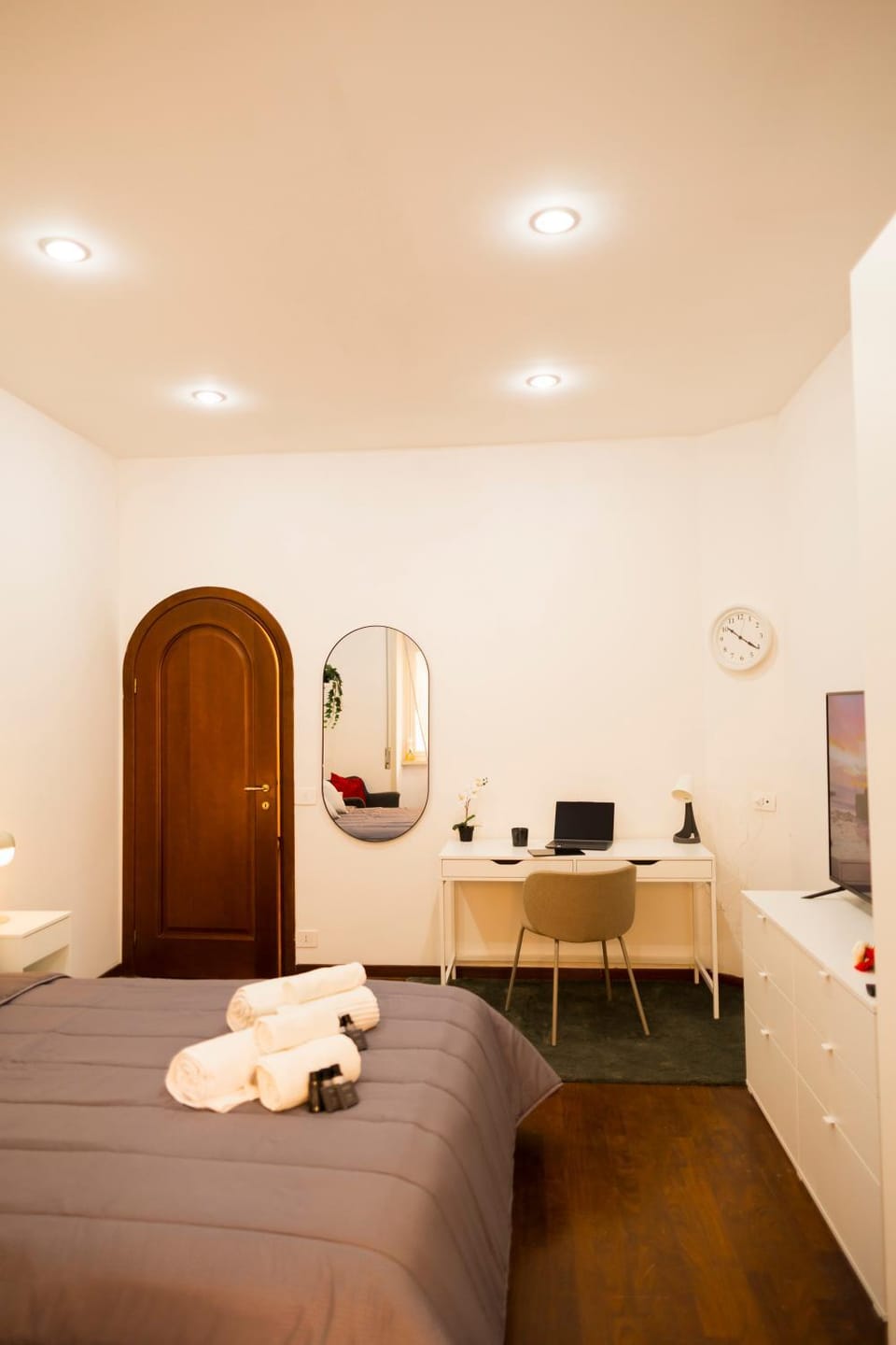 Photo of the whole room, Bedroom