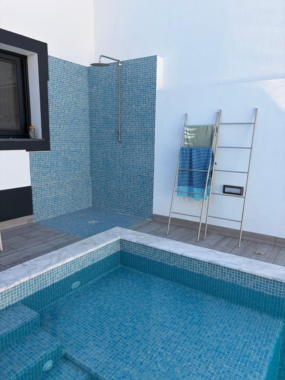 Shower, Swimming pool, Swimming pool