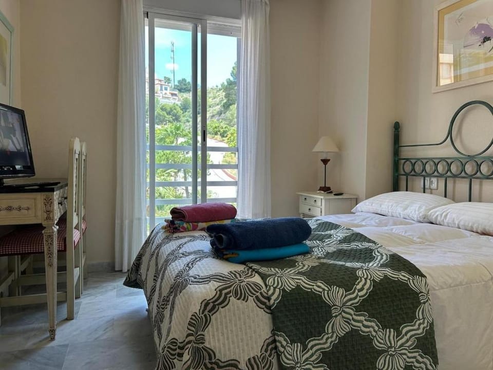 Bed, TV and multimedia, Photo of the whole room, Bedroom, towels