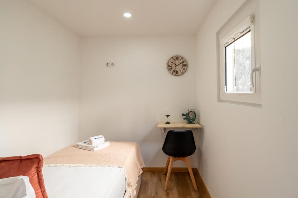 Bed, Seating area, Bedroom