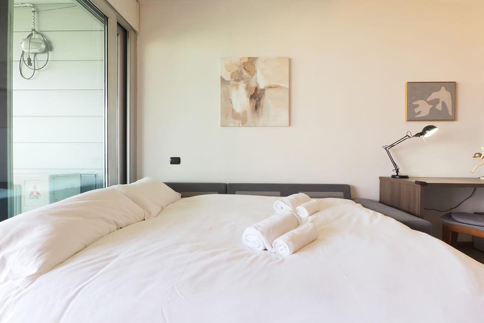 Bed, Photo of the whole room, Bedroom, towels