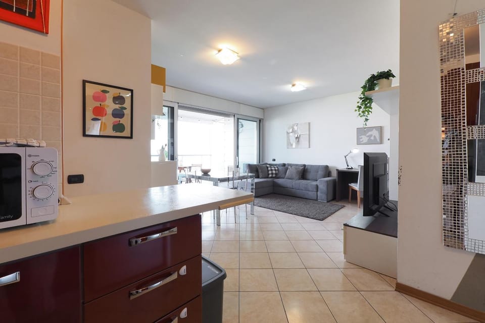 TV and multimedia, Kitchen or kitchenette, Living room, Seating area, Dining area
