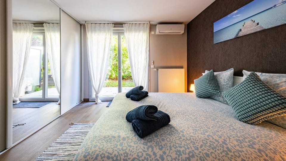 Photo of the whole room, Bedroom
