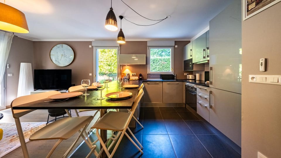 Coffee/tea facilities, Kitchen or kitchenette, Lounge or bar, Dining area, Meals, stove, kitchen