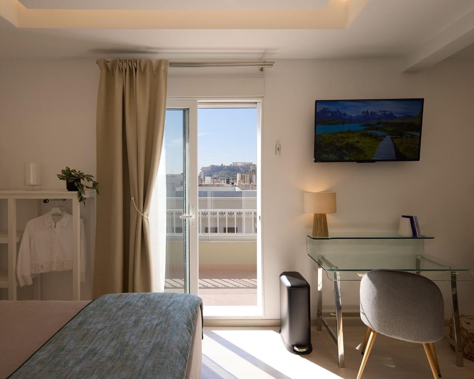 Bed, TV and multimedia, Balcony/Terrace, Photo of the whole room, Dining area, Bedroom