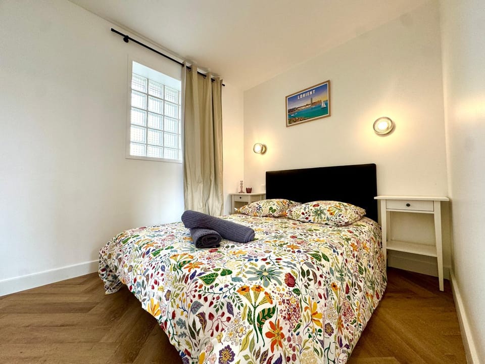 Photo of the whole room, Bedroom