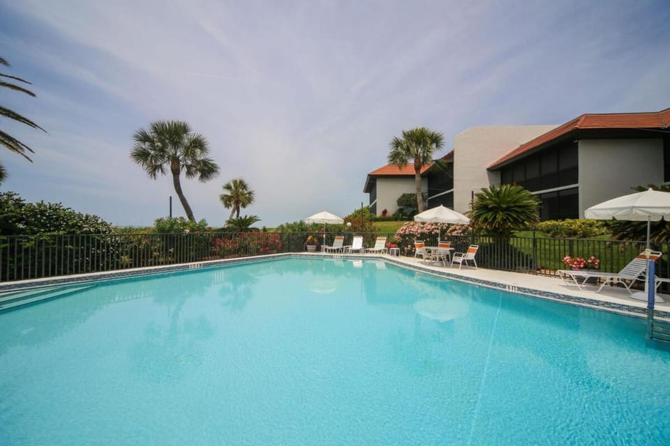 Property building, Day, Pool view, Swimming pool, sunbed