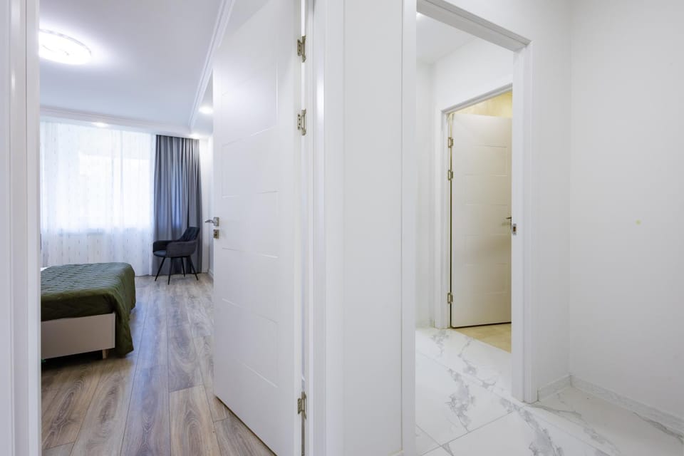 Photo of the whole room, Bedroom, wardrobe