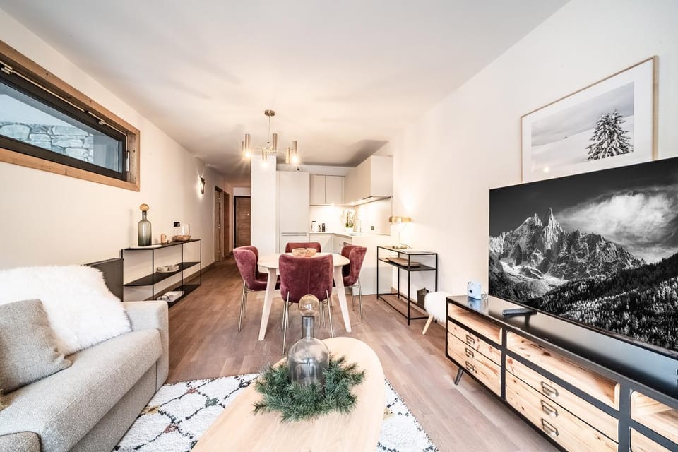 Communal lounge/ TV room, TV and multimedia, Living room, Seating area, Dining area