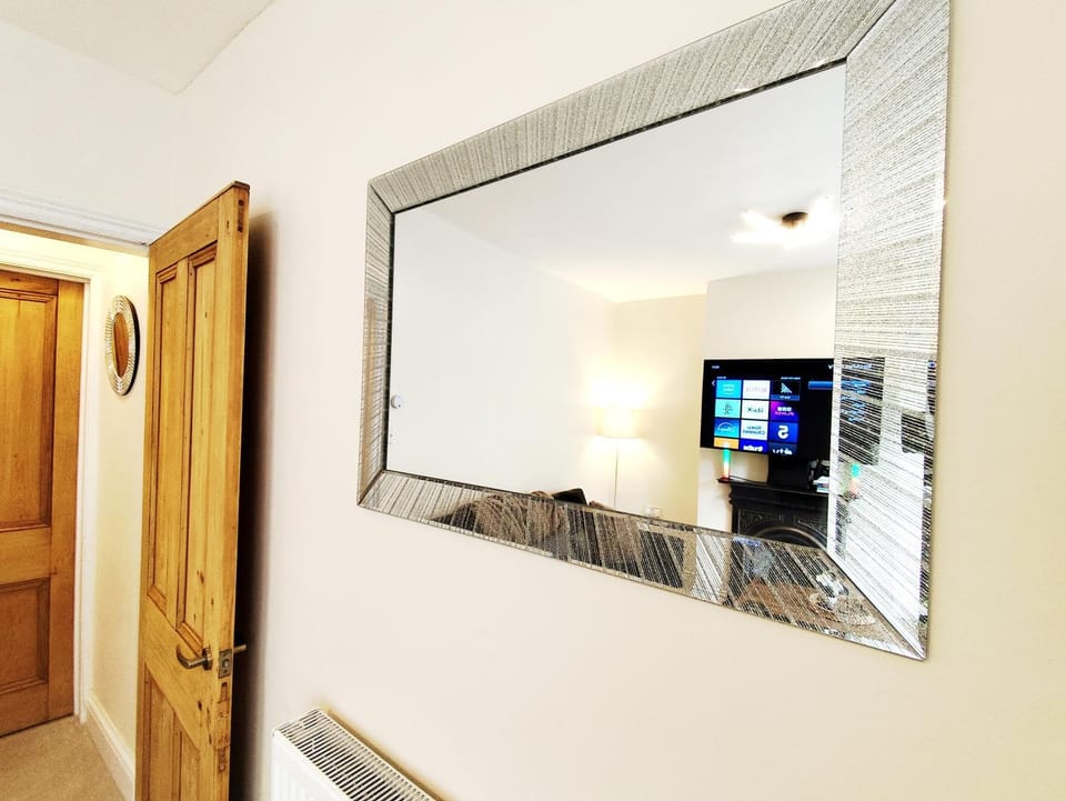 Peak District Cottage Sleeps 6, Parking and Projectors in all the Rooms Apartment in High Peak District