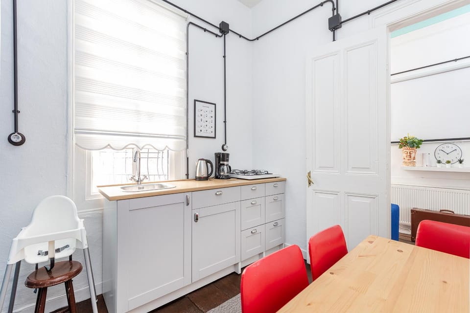 Kitchen or kitchenette, Dining area, stove