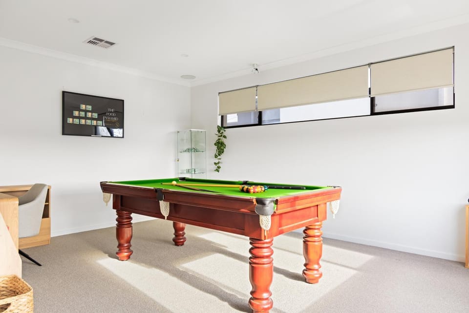 Billiard, Game Room